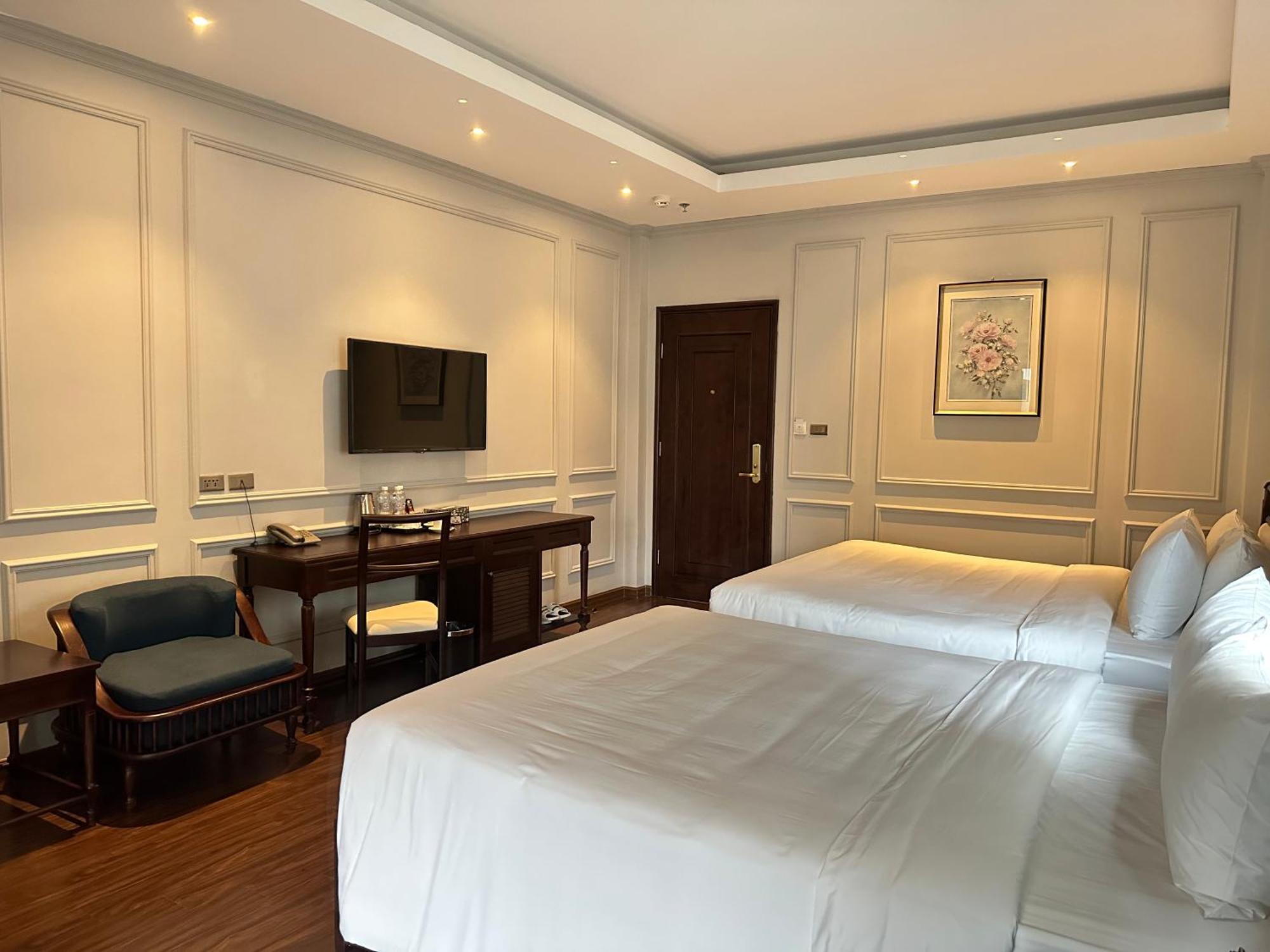Khách sạn Salute Premium &